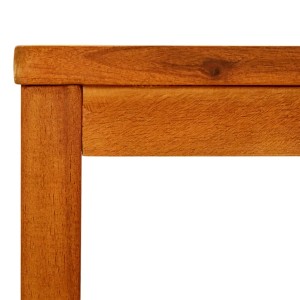 Detailansicht: Couchtisch aus Akazienholz, Tischplatte und Bein im Fokus.