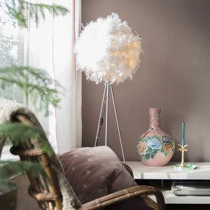 Stehleuchte Feather im Landhausstil mit weißem Federschirm und Stahlfuß.