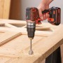 Black+Decker Akku-Schlagbohrschrauber BL188N beim Bohren in Holz.