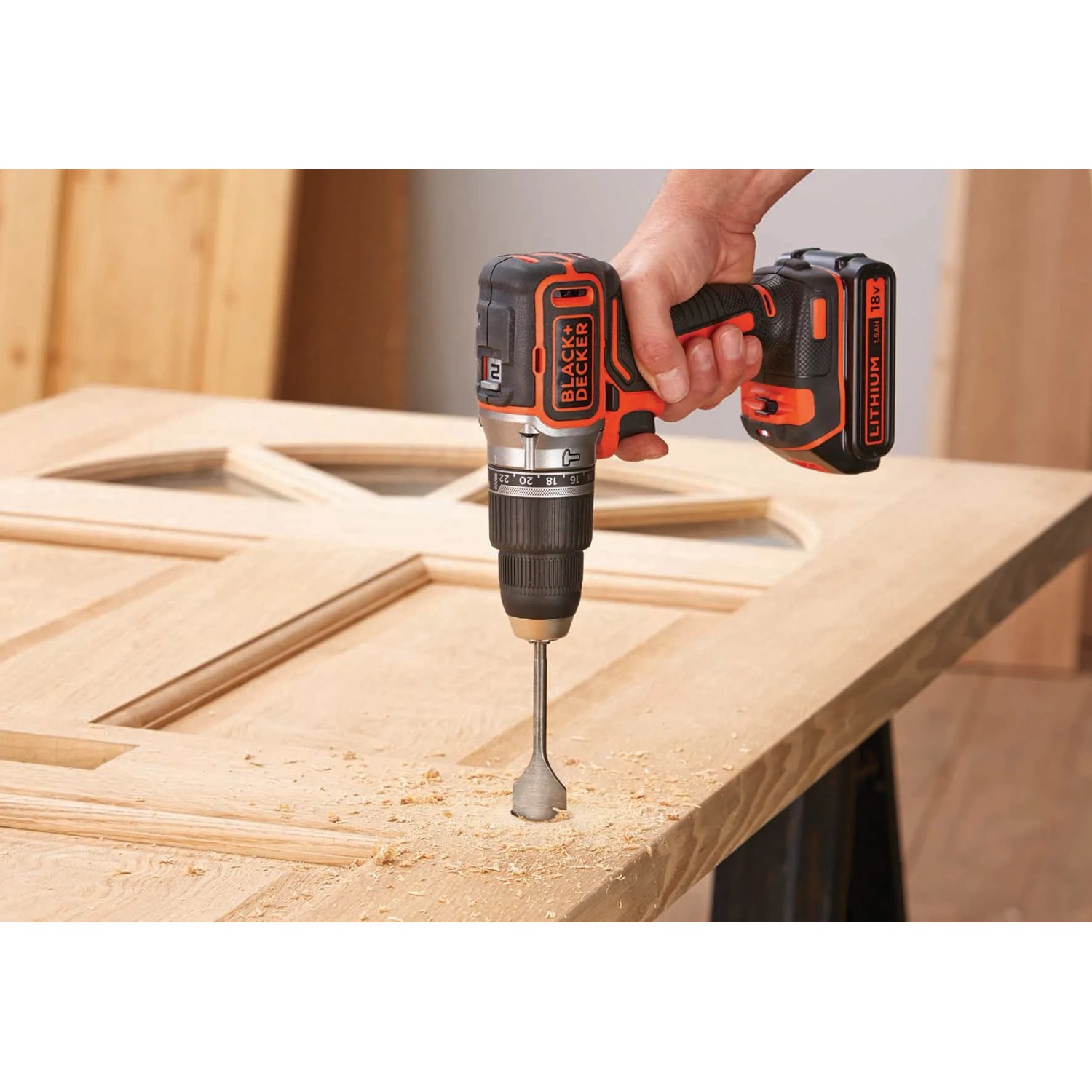 Black+Decker Akku-Schlagbohrschrauber BL188N beim Bohren in Holz.