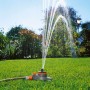 Gardena Comfort Tango Regner bewässert Rasenfläche. Teil- und Vollkreisregner mit Wasserstrahlen im Garten.