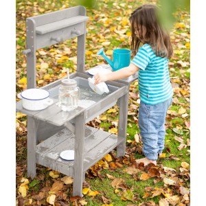 Graue roba Matschküche Midi aus Holz mit spielendem Kind im Garten.
