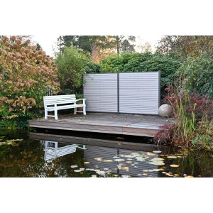 Musterstück: GartenLand Rhombus WPC Zaun Set Stockholm Sand-Multicolor, Zaun auf Holzsteg am Teich.