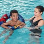 Kind mit Spider-Man Schwimmring (Ø 48 cm) im Pool mit Aufsichtsperson.