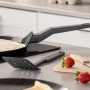 Fackelmann Crepepfanne Statement 25 cm mit Zubehör und Erdbeeren auf einem Tisch.