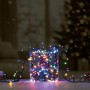 OBI Lichterkette mit 700 mehrfarbigen LEDs, leuchtend in Glasvase und auf Tisch. Dekorative Beleuchtung für Außenbereiche.