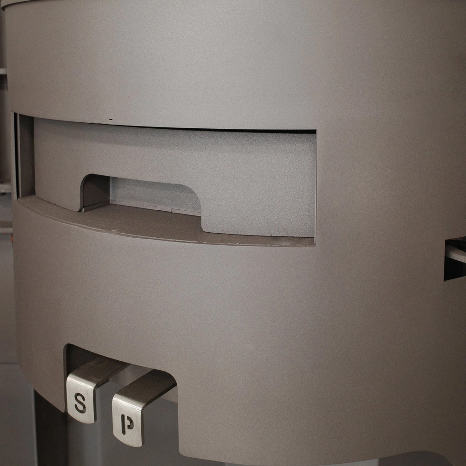 Detailaufnahme: Ovaler, creme-weißer Kaminofen Citro 2.0 von H&M Germany mit Bedienelementen.