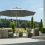 Anthrazit Schneider Marktschirm Gemini Ø 360 cm mit Kurbel über einer Sitzgruppe im Garten.