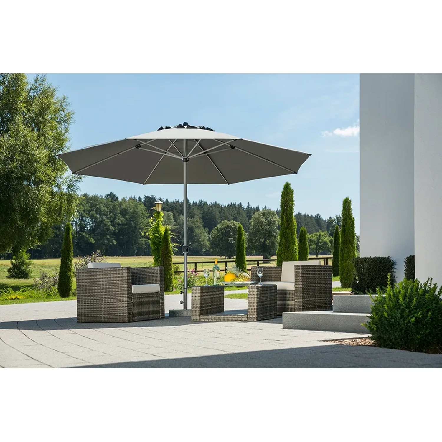 Anthrazit Schneider Marktschirm Gemini Ø 360 cm mit Kurbel über einer Sitzgruppe im Garten.