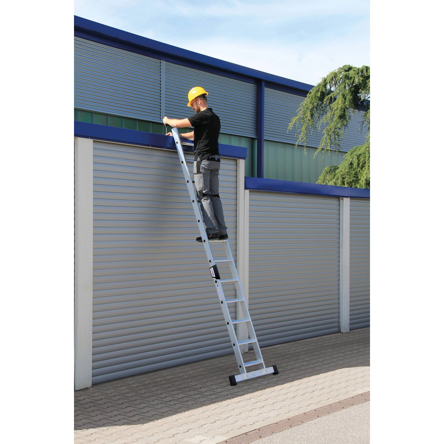 PROREGAL Stufen-Anlegeleiter mit 18 Stufen im Einsatz, sicherer Stand dank Traverse.