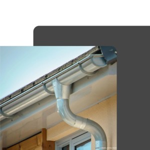 Zambelli Fallrohrschelle DN 80/M10 hält verzinktes Ablaufrohr an Hauswand. Silbernes Dachrinnensystem.