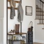 Songmics Garderobenständer Dacey mit Schuhbank, Haken, braun-schwarz, mit Schuhen, Jacke, Hut und Schirm.