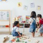 Höhenverstellbare Standtafel aus Holz für Kinder. Magnetische Whiteboard- & Kreidetafel zum Malen und Lernen.