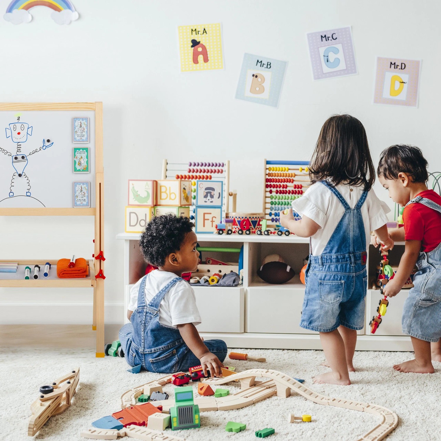 Höhenverstellbare Standtafel aus Holz für Kinder. Magnetische Whiteboard- & Kreidetafel zum Malen und Lernen.