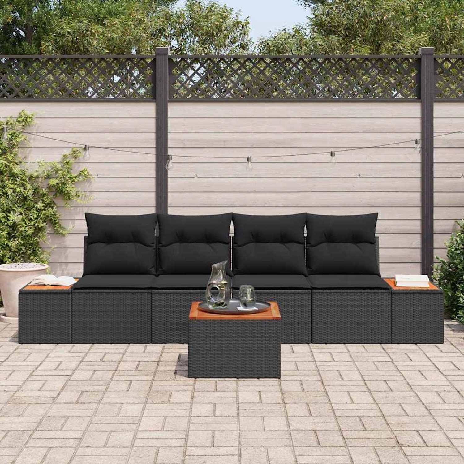 Schwarzes 5-teiliges Garten-Sofa-Set aus Poly Rattan mit Kissen und Tisch.