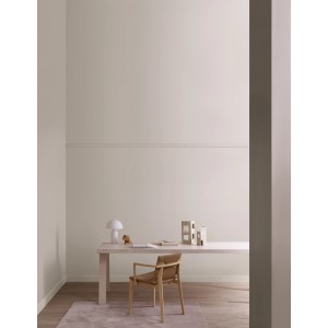 Raum in ELLE DECORATION Wandfarbe Matted Off No. 517. Matte, helle Wandfarbe im Interieur mit Tisch und Stuhl.
