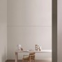 Raum in ELLE DECORATION Wandfarbe Matted Off No. 517. Matte, helle Wandfarbe im Interieur mit Tisch und Stuhl.