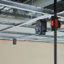 Bosch GCL 2-50 Kreuzlinienlaser mit LR6 Empfänger im Einsatz an einer Decke.
