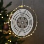 Silberner LED Kreis mit 3D Schneeflocke und warmweißen Lichtern. Ideal als Weihnachts-Fensterdeko mit Timer.