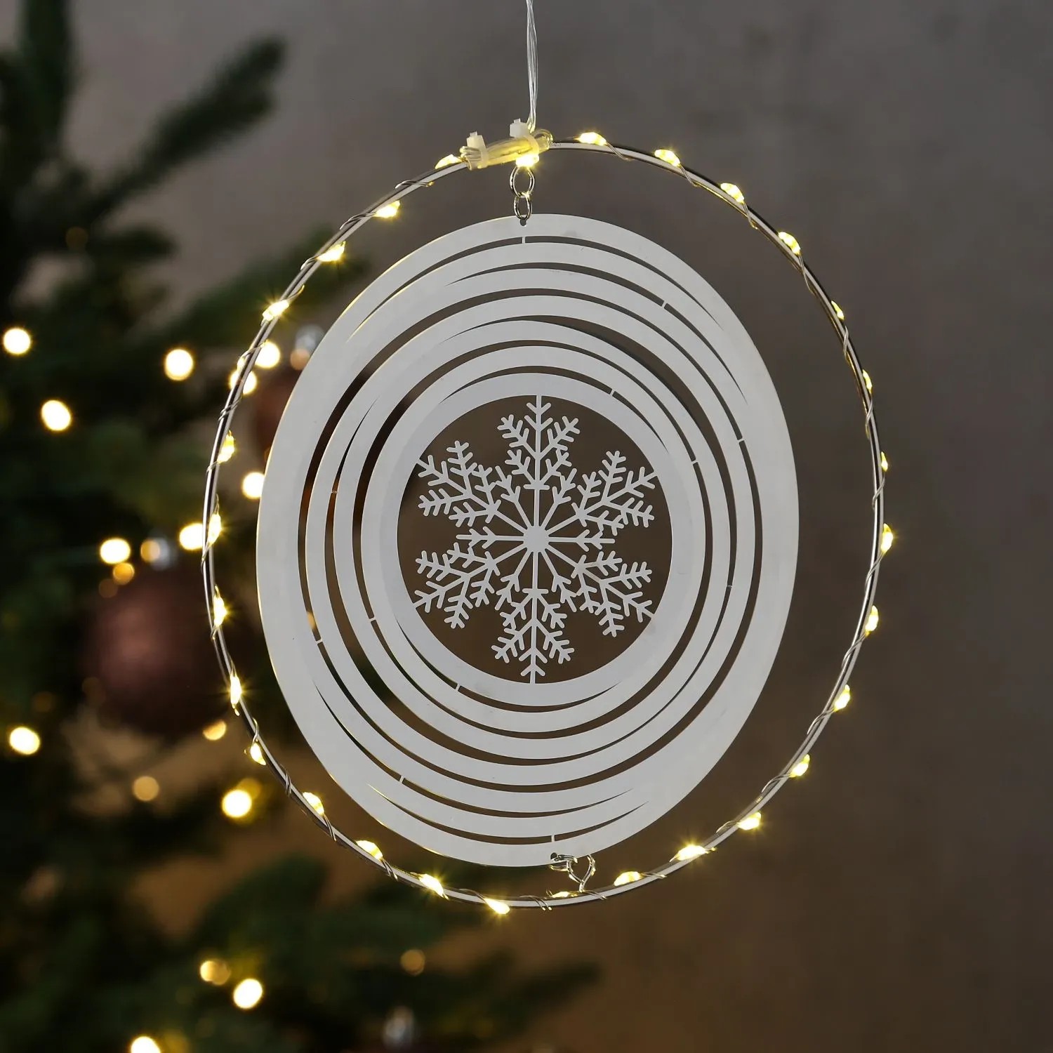 Silberner LED Kreis mit 3D Schneeflocke und warmweißen Lichtern. Ideal als Weihnachts-Fensterdeko mit Timer.
