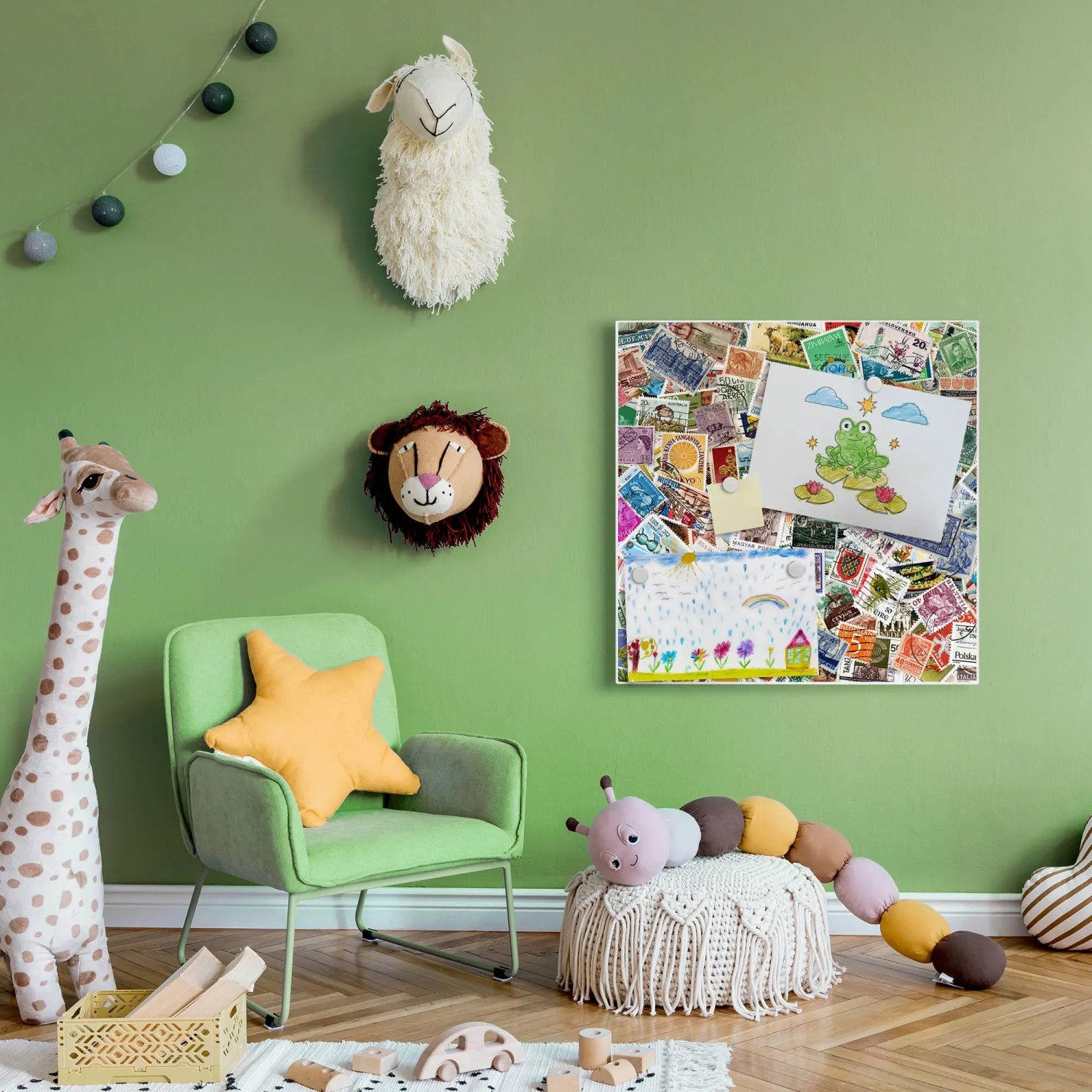 Weiße Magnettafel 50x50cm mit Briefmarken-Motiv als Wanddekoration im Kinderzimmer.
