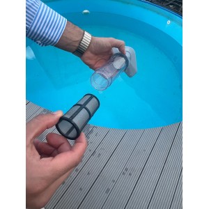 Pool-Handsauger mit Akku: Detailaufnahme des Filters am Poolrand.