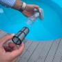 Pool-Handsauger mit Akku: Detailaufnahme des Filters am Poolrand.