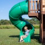 Kind rutscht grüne Röhrenrutsche am Backyard Discovery Spielturm Cedar Cove runter.