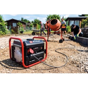 Einhell Benzin-Stromerzeuger, schwarz-rot, auf Baustelle. Kompakter Generator für Garten & Bau.