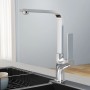 Moderne Emke Küchenarmatur Chrom, ultradünn, mit Einhebelmischer und drehbarem Auslauf in schwarzer Spüle.
