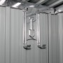 Innenansicht Floraworld Metall-Gerätehaus: Halterung für Gartengeräte an der Wand.