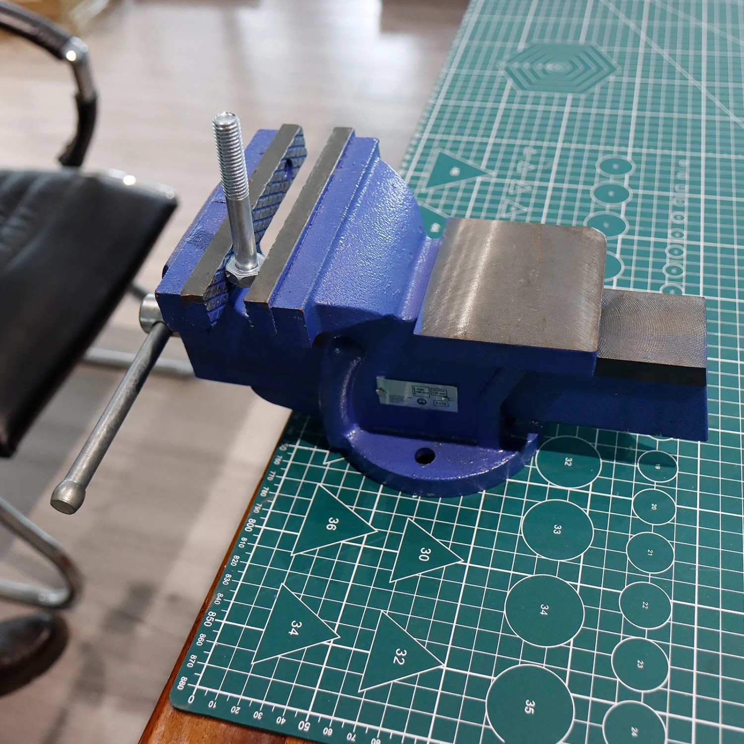 CCLIFE Schraubstock 100mm aus Gusseisen für Werkbank. Parallelschraubstock in blau.