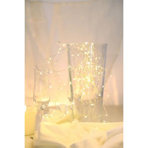 Globo LED-Lichterkette, 50 warmweiße LEDs, Kupfer-Metallic, in Vase drapiert.