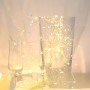 Globo LED-Lichterkette, 50 warmweiße LEDs, Kupfer-Metallic, in Vase drapiert.