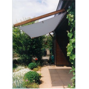 Peddy Shield Pergola Bausatz mit grauem Sonnensegel (420x140cm) am Haus montiert.
