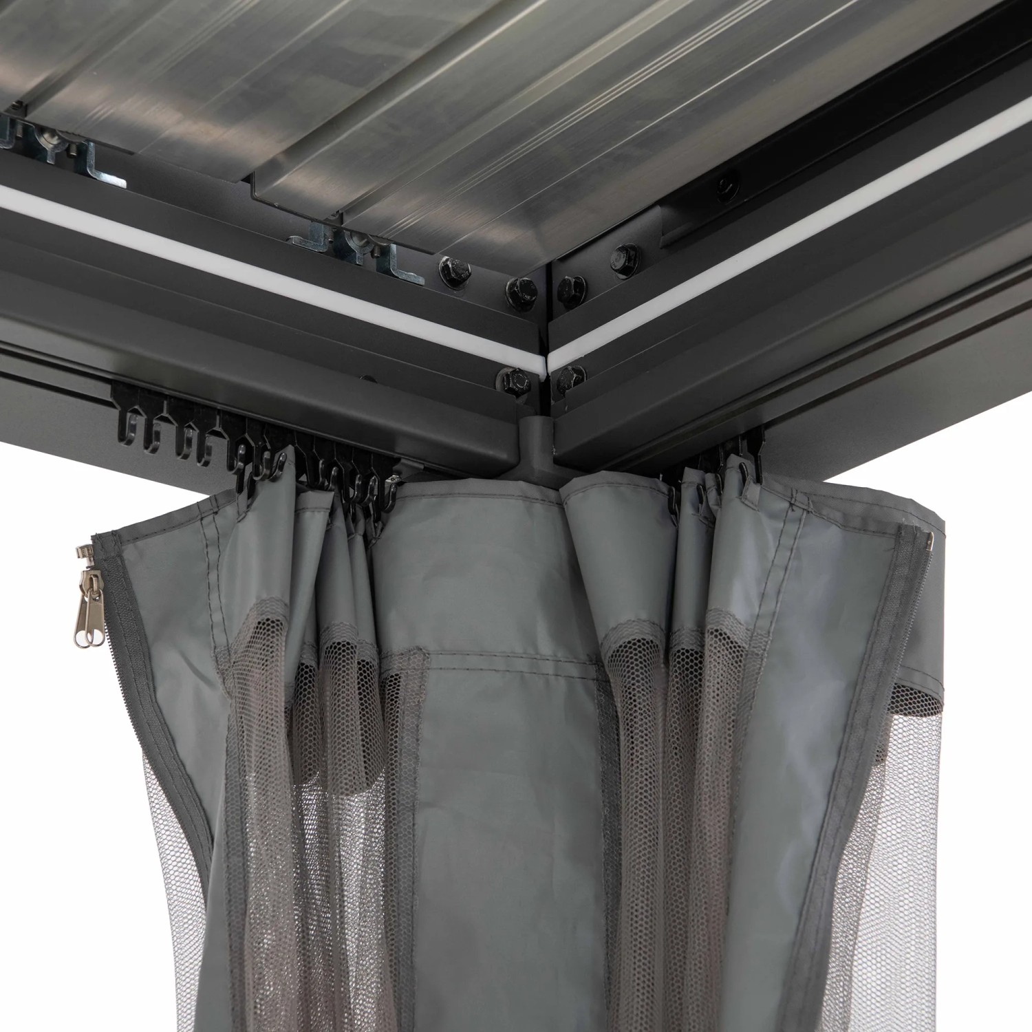 Detailaufnahme: Sunjoy Netz für Matterhorn Multi-Pergola, graues Moskitonetz an Terrassenüberdachung.