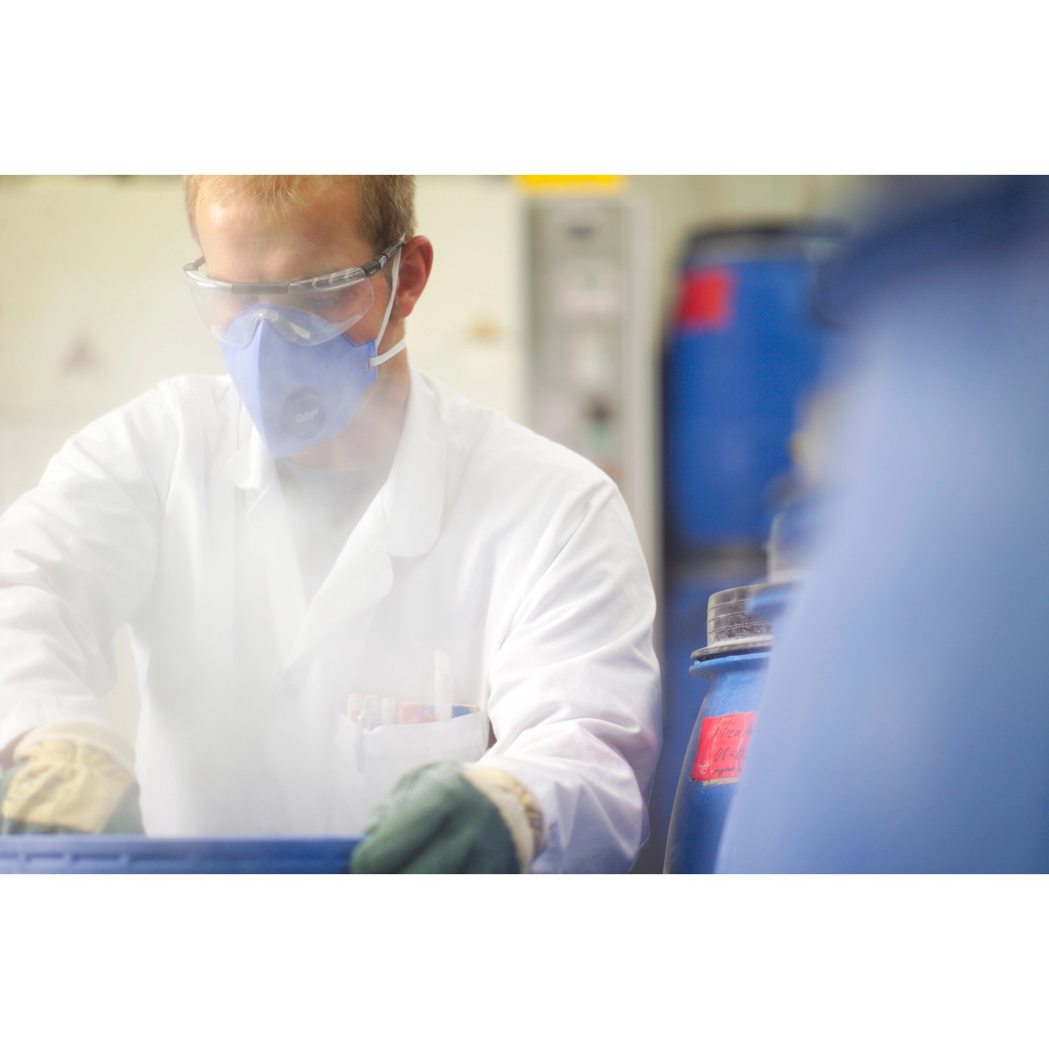 Mann mit Dräger Staubmaske X-plore 1720 V FFP2 mit Ventil, blau, im Einsatz.