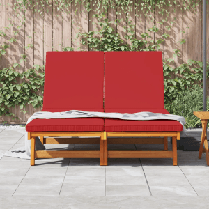 Doppel-Sonnenliege aus Akazienholz mit roten Kissen und Rädern für Garten oder Balkon.