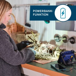 Rapid LED-Arbeitsleuchte mit Powerbank-Funktion im Einsatz beim Gärtnern.
