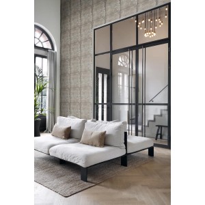 Wohnraum mit grauer Industrie-Tapete mit Rost-Optik "Origin Luxury Wallcoverings".