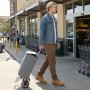 Grauer Costway 35L Einkaufstrolley mit abnehmbarer Tasche, von Mann vor Supermarkt gezogen. Klappbarer Einkaufsroller.