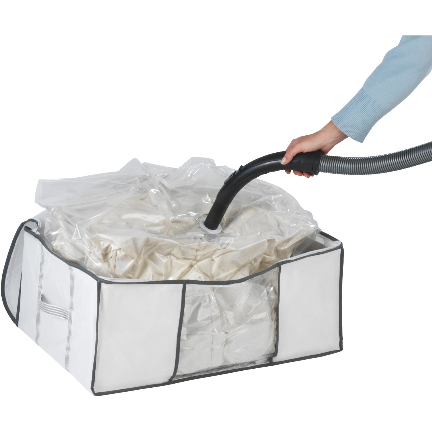 Wenko Vakuum Soft Box L: Weiße Textilbox mit Vakuumsack und Staubsauger zum platzsparenden Aufbewahren.