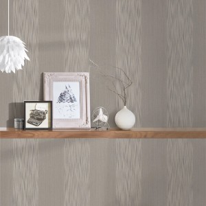 Silbergraue Textiltapete mit Streifen im Schlafzimmer. Elegante Vliestapete mit Blockstreifen.