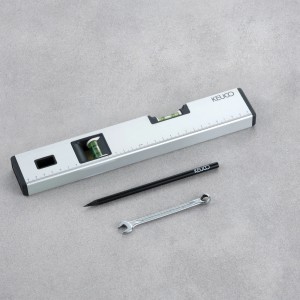 Keuco Klebe-Set 4 für Edition 11 Duschkörbe mit Wasserwaage, Bleistift und Schraubenschlüssel.