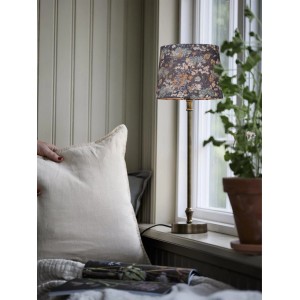 PR Home Liam Tischleuchte mit blauem Lampenschirm und Blumenmuster, passend zum skandinavischen Design.
