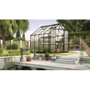 Schwarzes Gewächshaus Vitavia Uranus 6700 mit Hohlkammerplatten und Fundament im Garten.