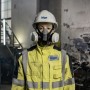 Frau mit Dräger Halbmaske X-plore 3300 Chemiearbeiterset Gr. S und Schutzhelm in Werkstatt.