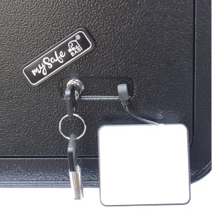 Detailaufnahme: Schwarzer mySafe Möbeltresor mit Schlüssel und BASI Logo.