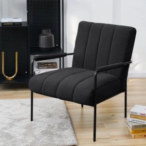 Schwarzer Svita Kyle Loungesessel mit Teddyboucle Bezug und Steppnähten. Eleganter Relaxsessel mit schwarzen Metallarmlehnen.