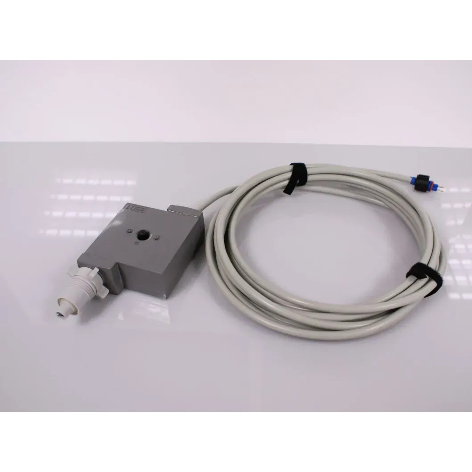 Interline Pool Roboter King Crab 5210: grauer Steuerkasten mit Kabel und Stecker.
